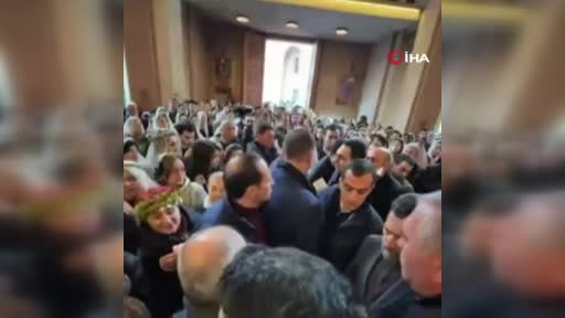 Ermenistan Başbakanı Nikol Paşinyan, başkent Erivan’daki bir kilisede katıldığı ayinin ardından...