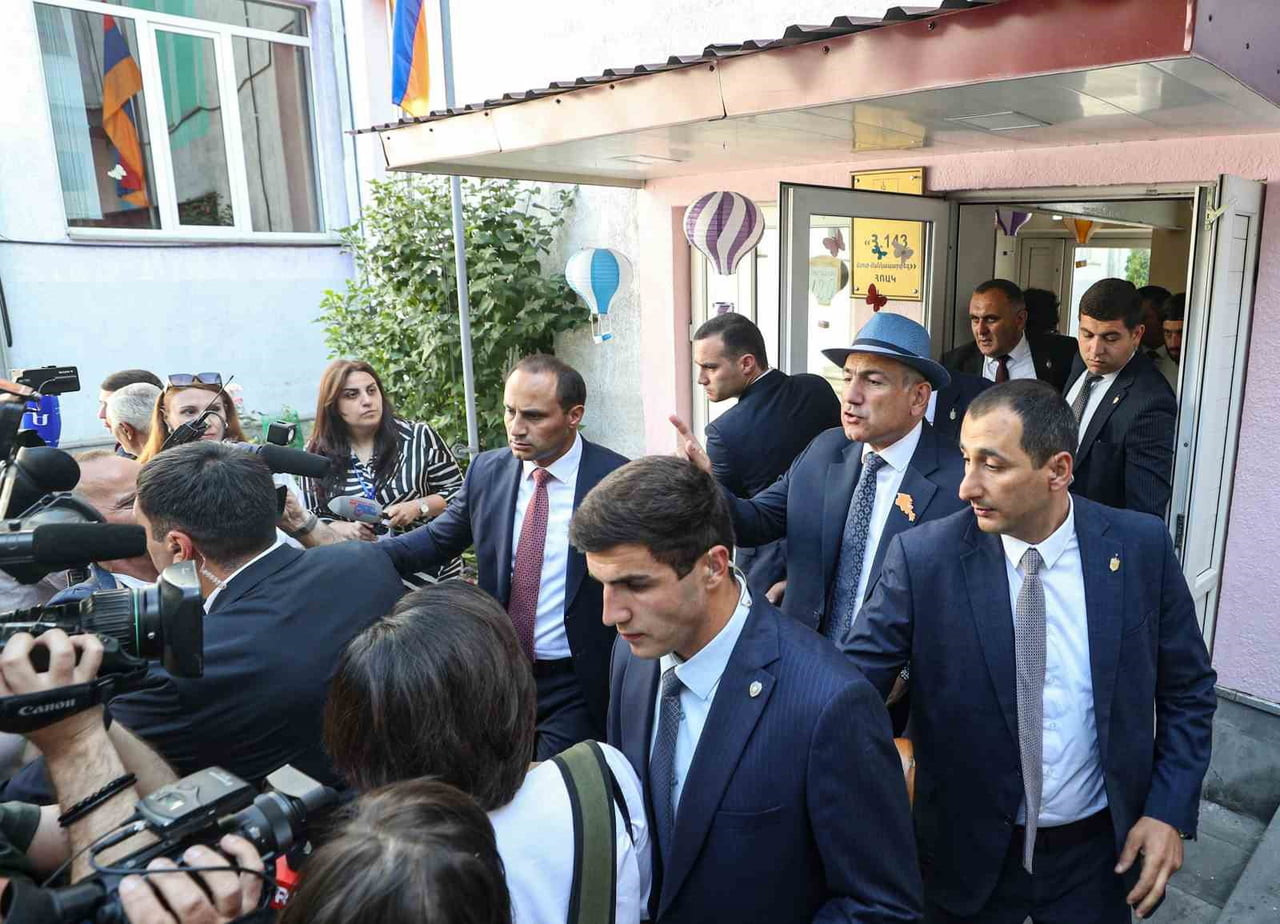 ERMENİSTAN BAŞBAKANI NİKOL PAŞİNYAN, BUGÜN YAPILAN GENEL SEÇİM İÇİN OYUNU KULLANDIKTAN SONRA...