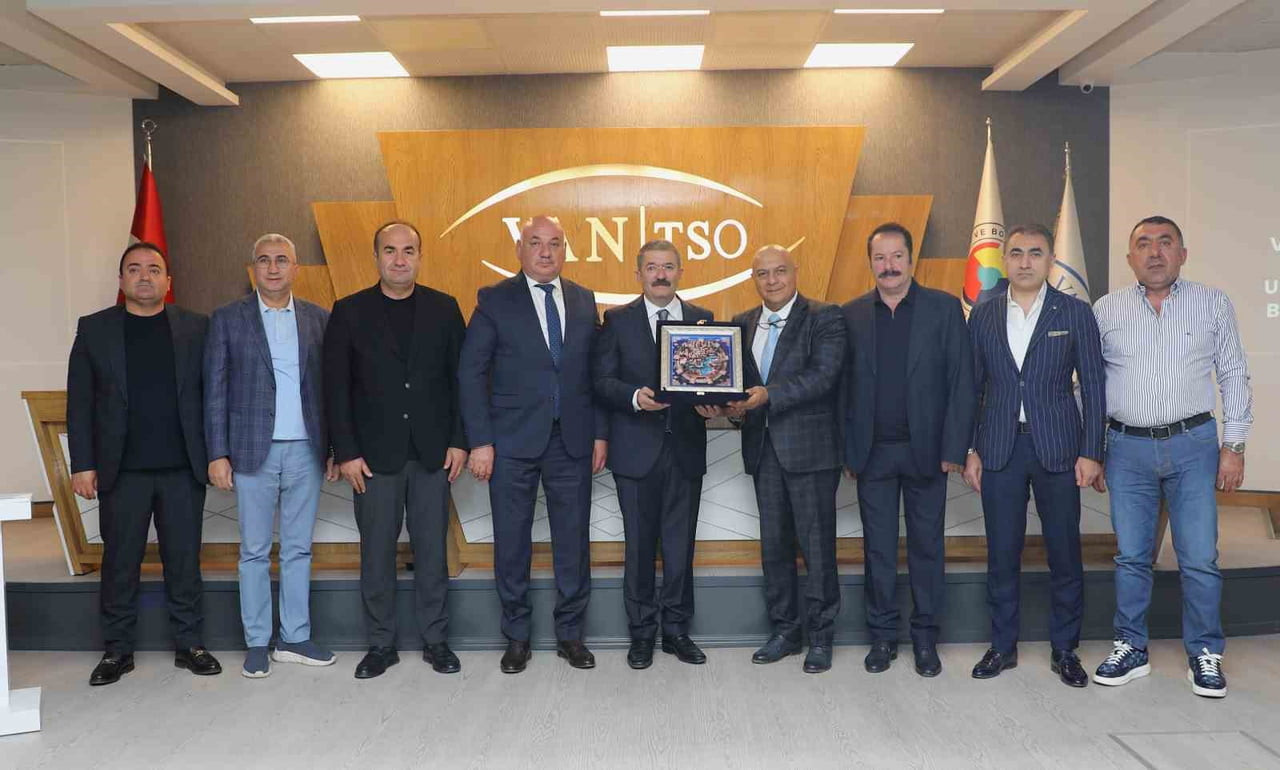 ERMENİSTAN SANAYİCİLER VE İŞADAMLARI BİRLİĞİ YÖNETİCİLERİ İLE ERMENİ İŞ ADAMLARINDAN OLUŞAN HEYET;...