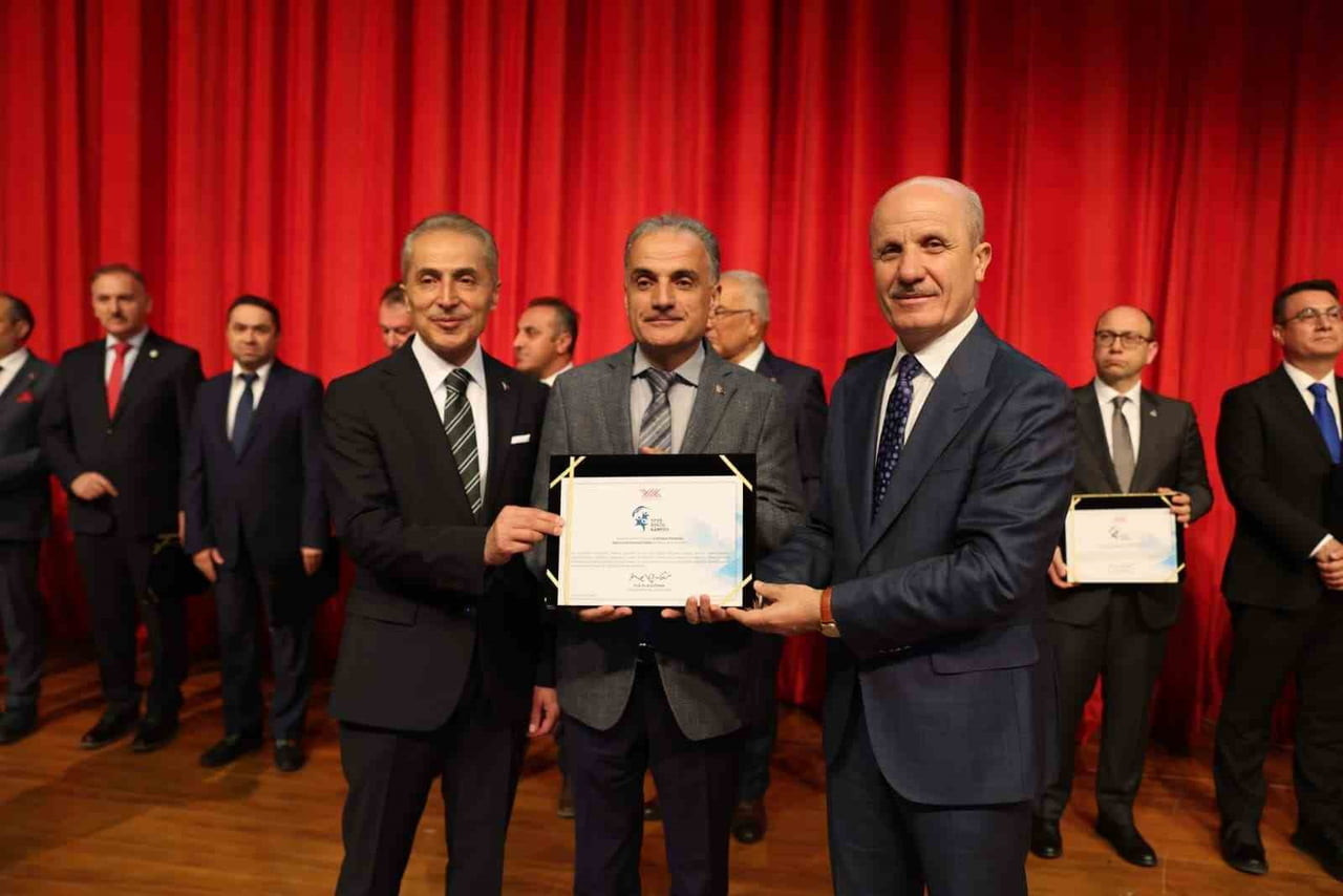 EROL ÖZVAR (SAĞDAKİ), HAMZA AL'A (ORTADAKİ) ÖDÜLÜ SUNUYOR