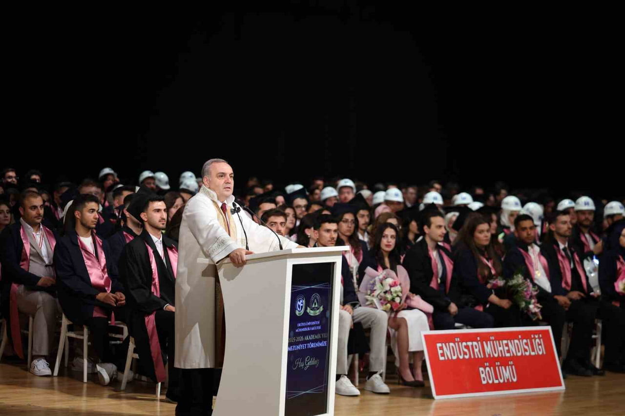 ERÜ REKTÖRÜ PROF. DR. FATİH ALTUN; MEZUN OLAN ÖĞRENCİLERİ TEBRİK ETTİ.