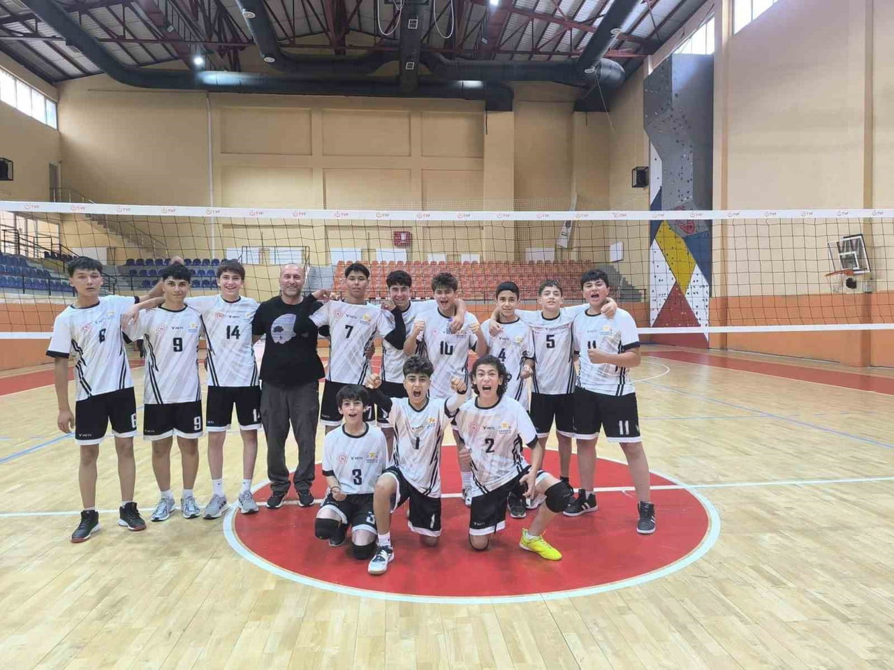 ERZİNCAN ANALİG ERKEK VOLEYBOL TAKIMI YARI FİNALE YÜKSELDİ