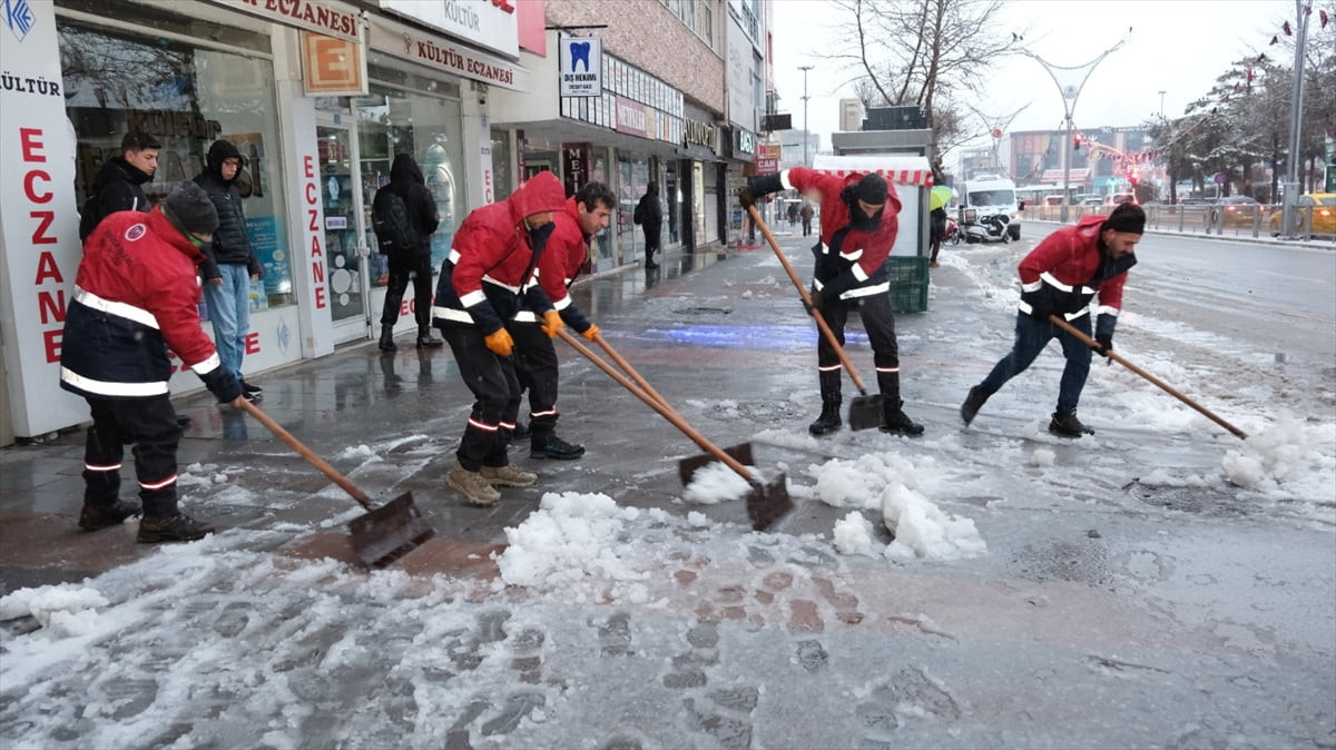 Erzincan Belediyesi 30 iş makinesi ve 300 personelle kar küreme, tuzlama ve temizleme...