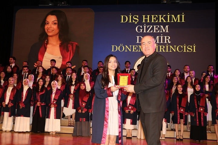 ERZİNCAN BİNALİ YILDIRIM ÜNİVERSİTESİ DİŞ HEKİMLİĞİ FAKÜLTESİ'NDEN MEZUN OLAN 82 ÖĞRENCİ...