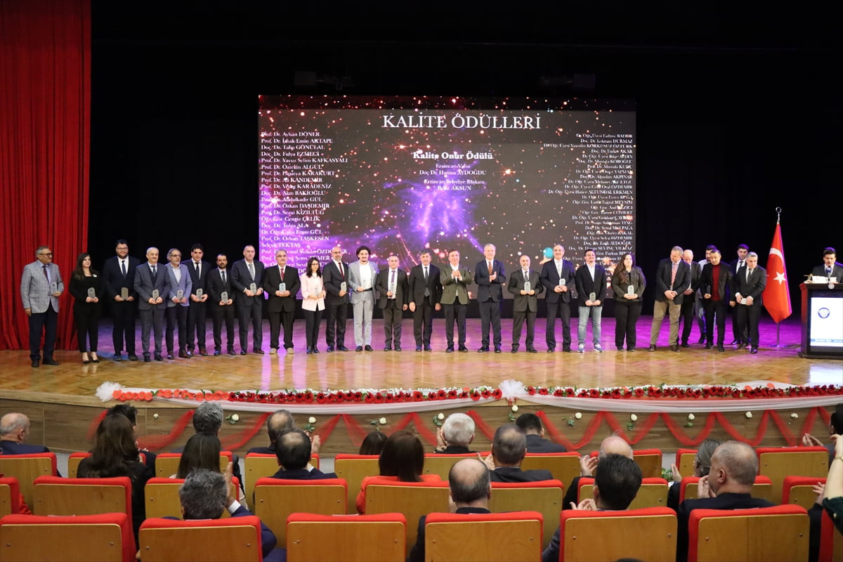 Erzincan Binali Yıldırım Üniversitesinin 20. kuruluş yıl dönümü törenle kutlandı. Program, EBYÜ...