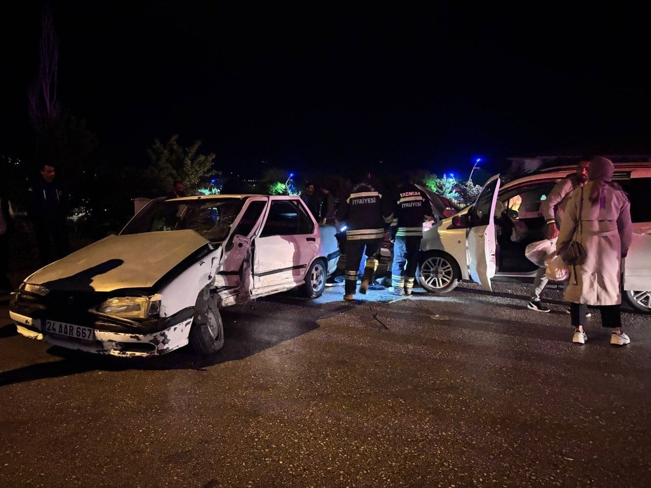 ERZİNCAN-GÜMÜŞHANE KARAYOLUNDA İKİ ARACIN ÇARPIŞMASI SONUCU MEYDANA GELEN TRAFİK KAZASINDA 5 KİŞİ...