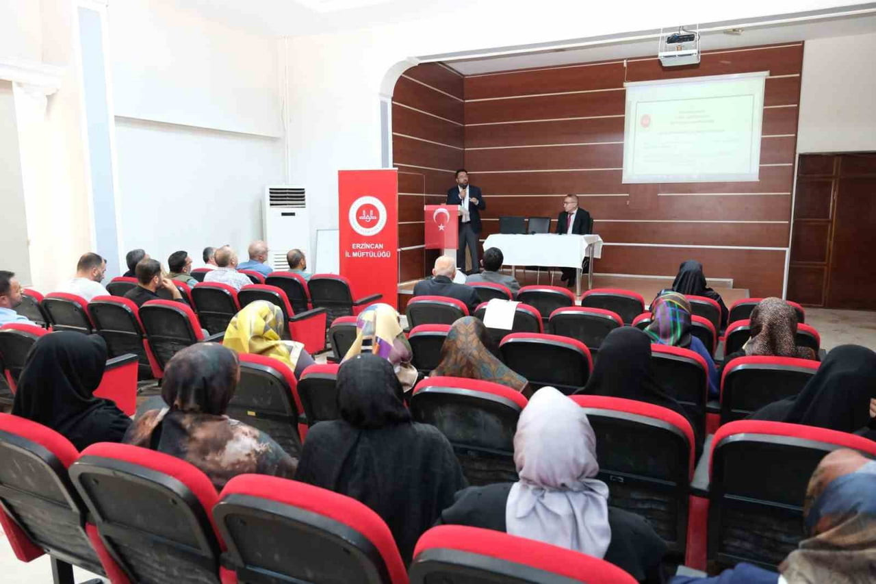ERZİNCAN İL MÜFTÜLÜĞÜ TARAFINDAN DÜZENLENEN PROGRAMDA, HAFIZLIK BELGESİNE SAHİP 8. SINIF...