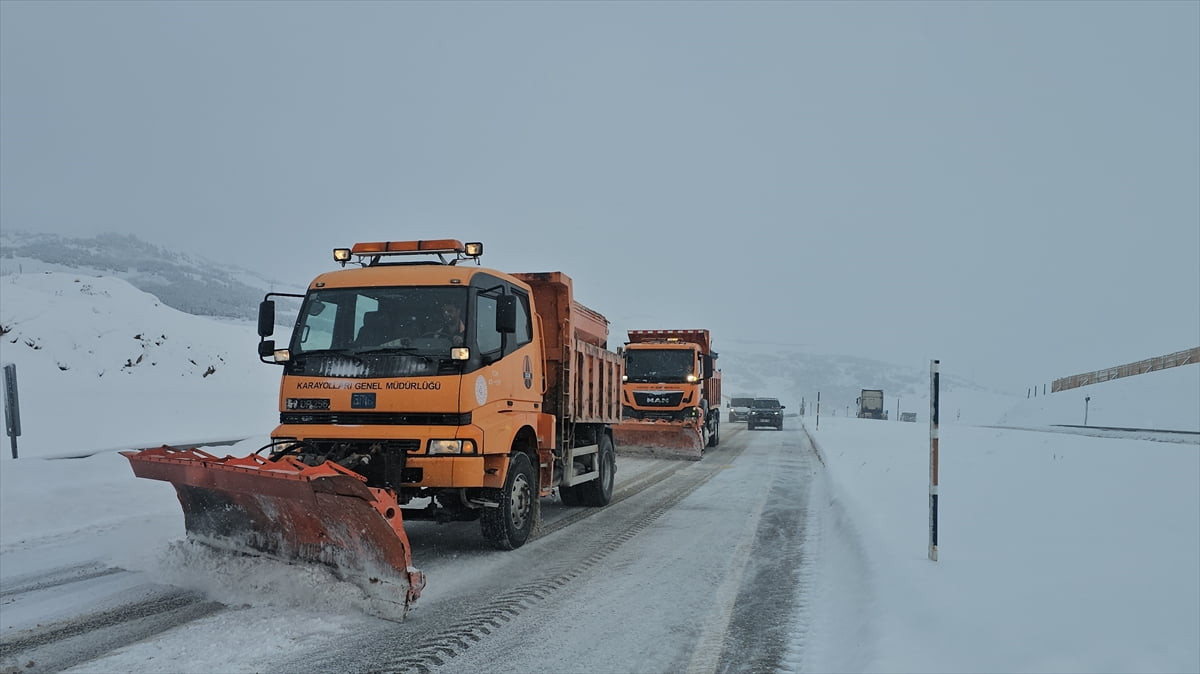 Erzincan-Sivas kara yolunda etkili olan yoğun kar nedeniyle ulaşım güçlükle sağlanıyor. Ekipler...