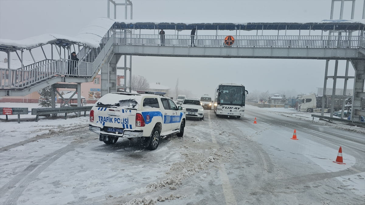 Erzincan-Sivas ve Erzincan-Gümüşhane kara yolunda etkili olan yoğun kar yağışı ve sis nedeniyle...