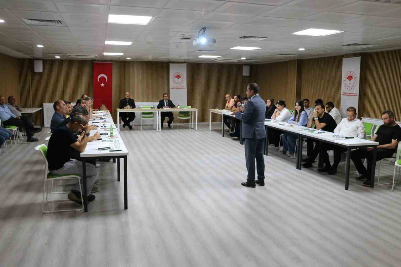 ERZİNCAN TOPLU SERA BÖLGESİ YATIRIMCILARIYLA DEĞERLENDİRME TOPLANTISI YAPILDI