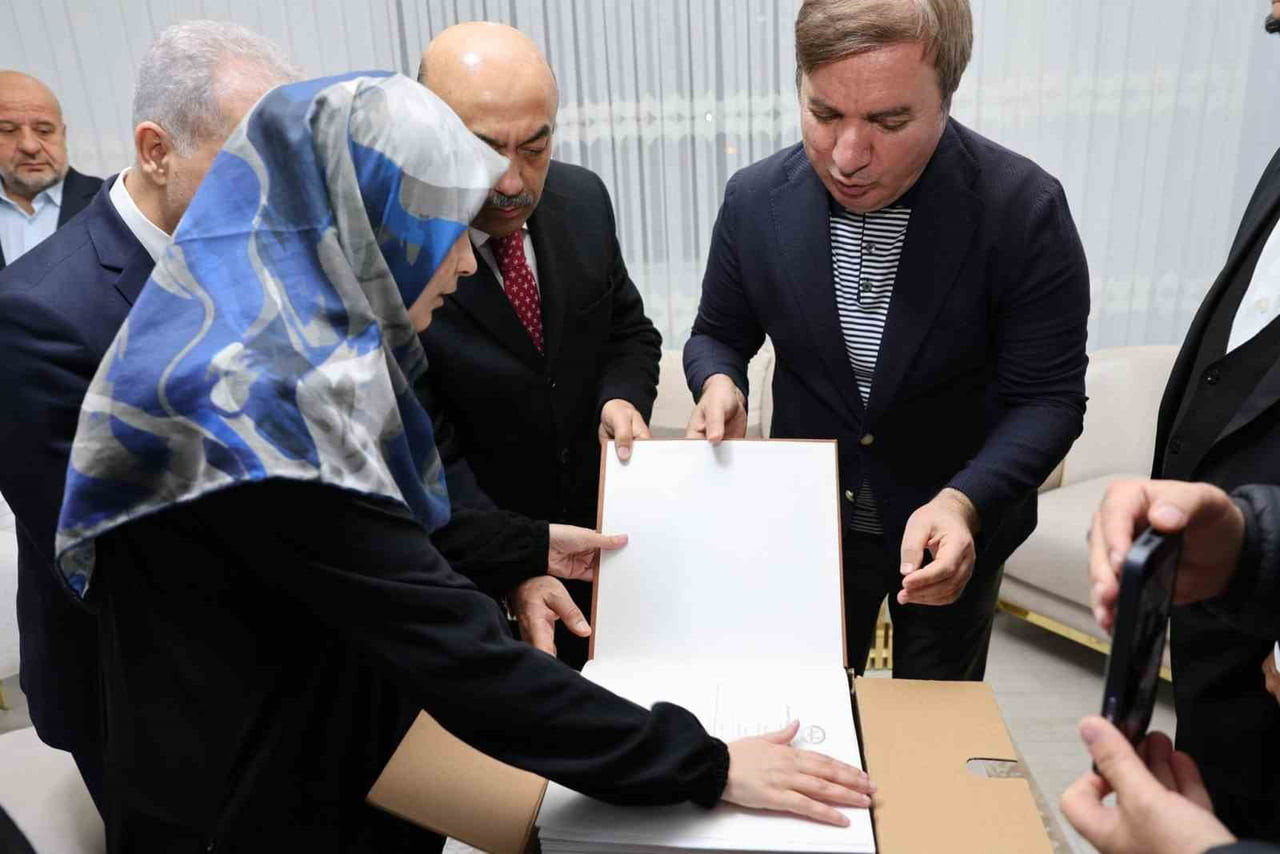 ERZİNCAN VALİSİ HAMZA AYDOĞDU, GÖRME ENGELLİ HAFIZ KADER MACİT’E BRAİLLE ALFABESİYLE YAZILMIŞ...