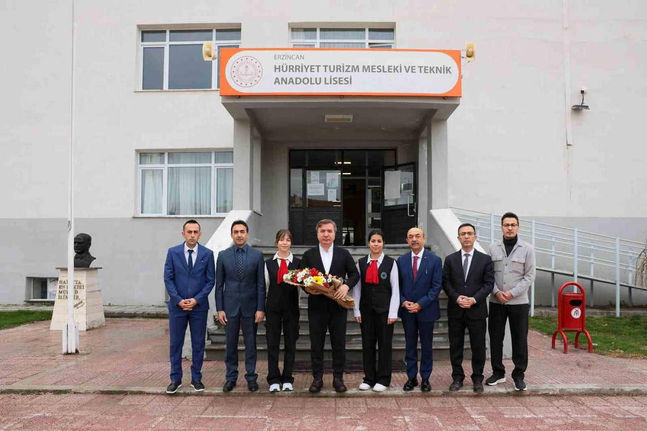 ERZİNCAN VALİSİ HAMZA AYDOĞDU, İL MİLLÎ EĞİTİM MÜDÜRÜ HACI ÖMER KARTAL İLE BİRLİKTE ERZİNCAN...