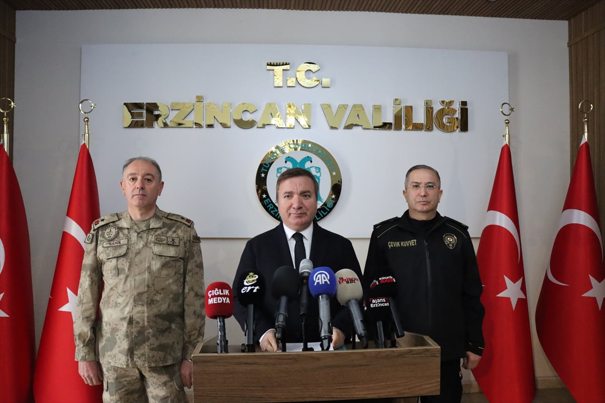 Erzincan Valisi Hamza Aydoğdu (ortada) başkanlığında, İl Jandarma Komutanı Tuğgeneral Veysel Yanık...