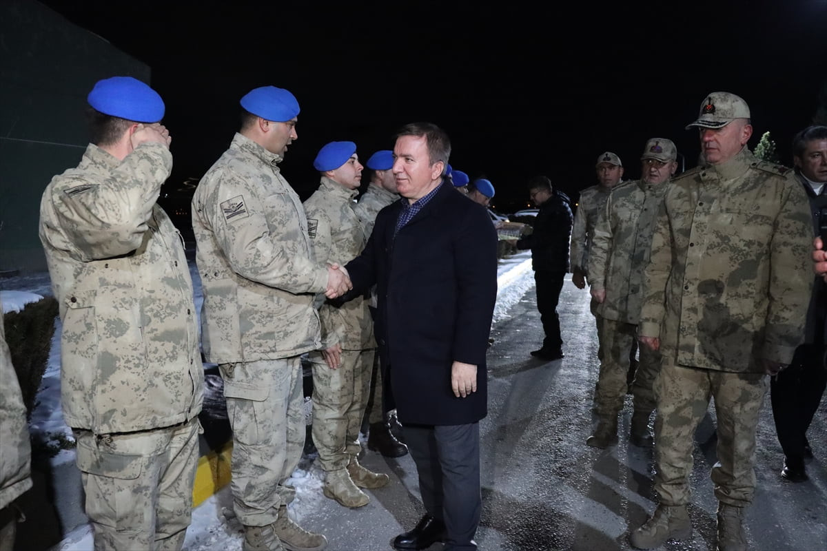 Erzincan Valisi Hamza Aydoğdu, yeni yıla görevi başında giren güvenlik güçleri ve sağlık...