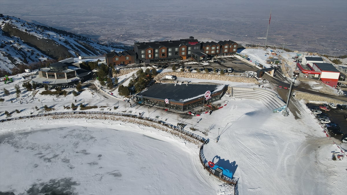 Erzincan'da 14 yıl önce hizmete açılan Ergan Dağı Kış Sporları ve Doğa Turizm Merkezi, yapılan...