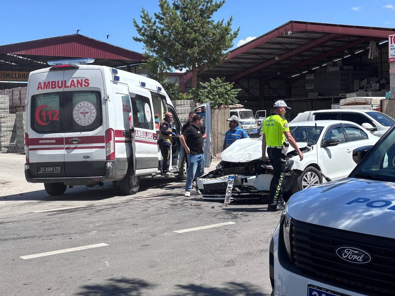 ERZİNCAN'DA 3 ARACIN KARIŞTIĞI TRAFİK KAZASINDA 1 KİŞİ YARALANDI