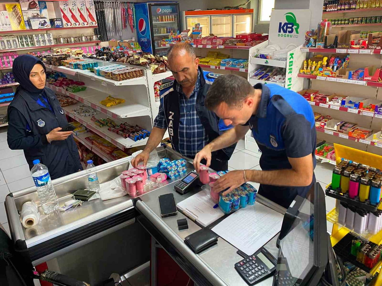 ERZİNCAN'DA 372 MARKETE EŞ ZAMANLI DENETİM: TARİHİ GEÇMİŞ ÜRÜNLER İMHA EDİLDİ