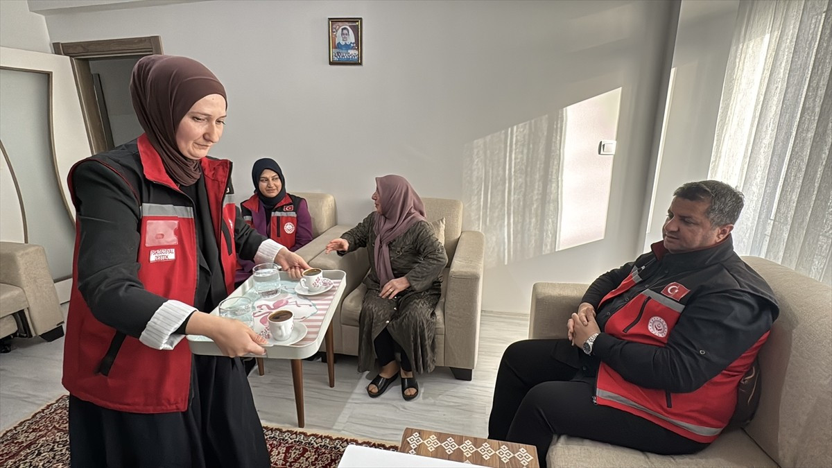 Erzincan'da Aile ve Sosyal Hizmetler İl Müdürlüğü ekiplerince 2024'te başlatılan "Kahve Bahane"...