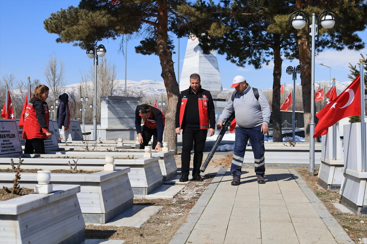 Erzincan'da, Aile ve Sosyal Hizmetler İl Müdürlüğünce şehitliklerde kapsamlı bakım, temizlik ve...