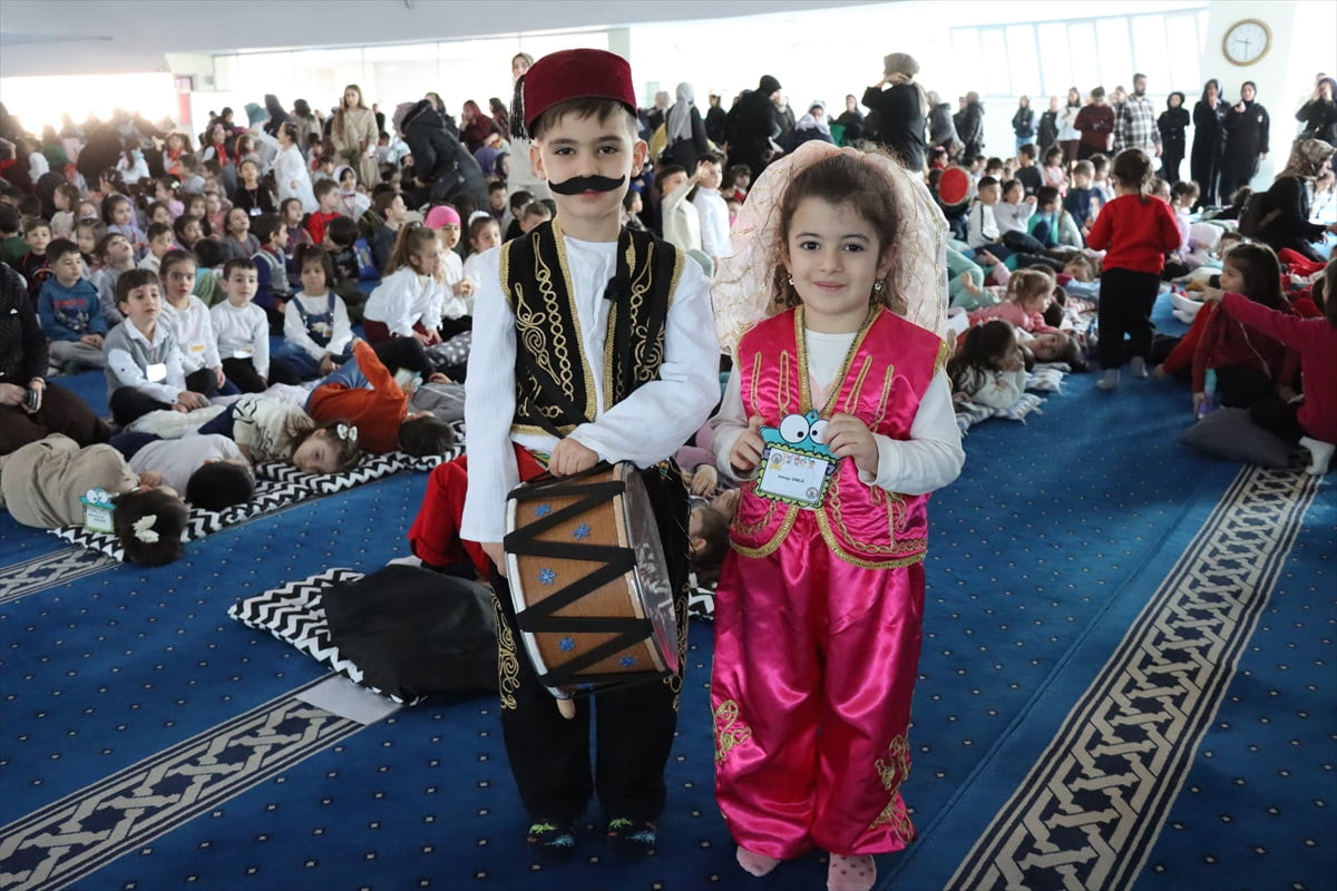 Erzincan'da anaokulu öğrencileri, "Maarifin Kalbinde Miniklerle Sahur" etkinliğinde...