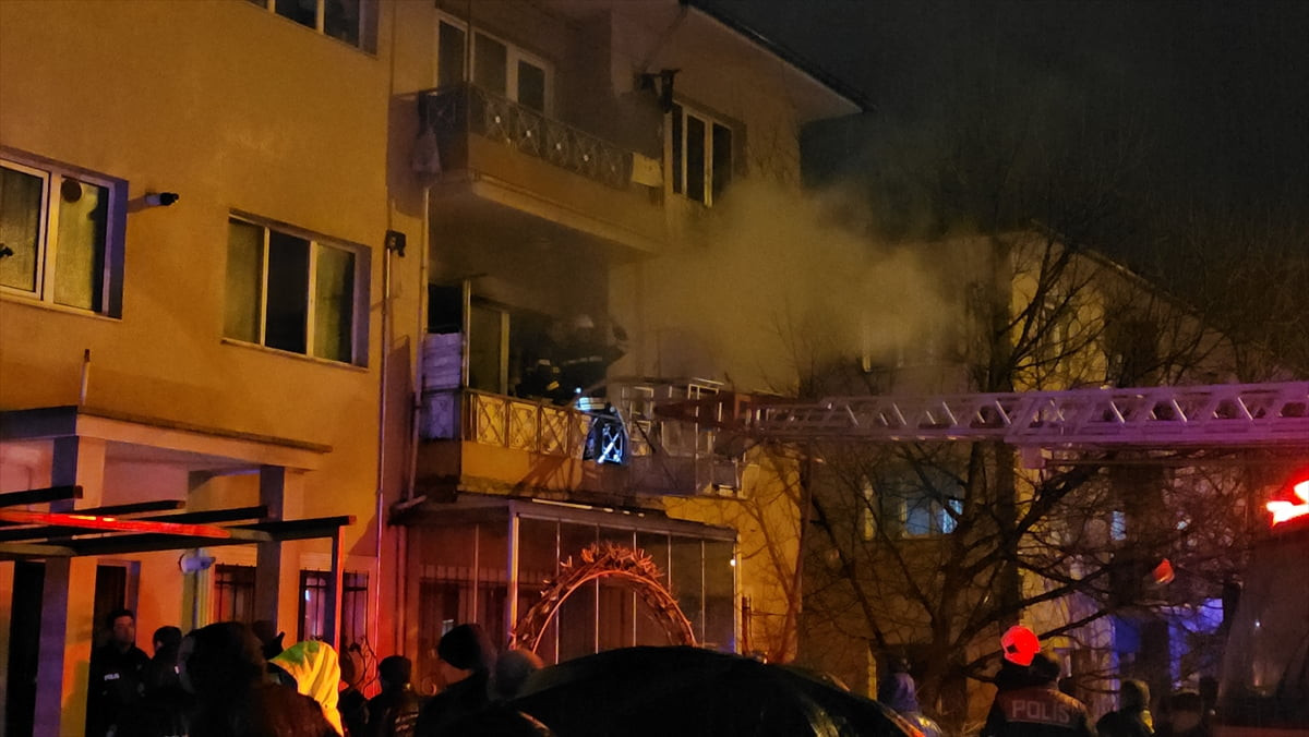Erzincan'da apartman dairesinde çıkan yangında 3'ü çocuk 8 kişi dumandan etkilendi. İtfaiye...