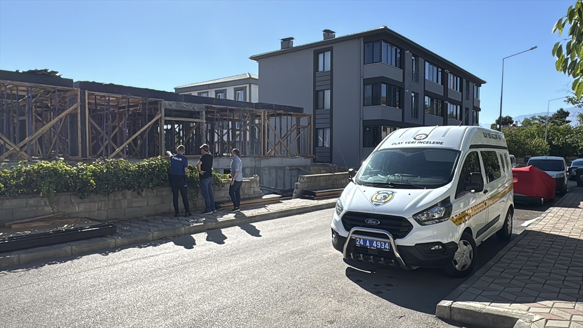 Erzincan'da apartman inşaatından düşen işçi ağır yaralandı.