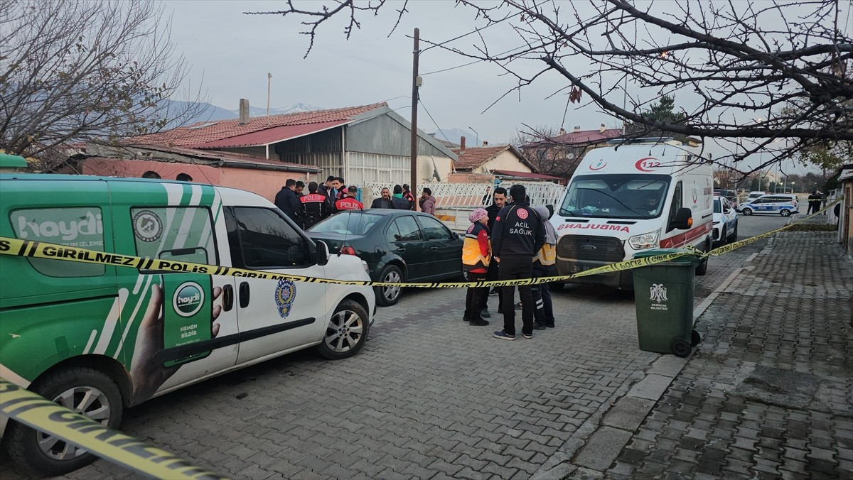 Erzincan'da baba ile oğlu silahla vurulmuş halde evlerinde ölü bulundu. Ekipler olay yerinde...