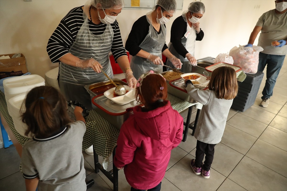Erzincan'da binlerce öğrencinin ücretsiz yemek yediği "Terzi Sofrası", dayanışmayla kuruluyor....