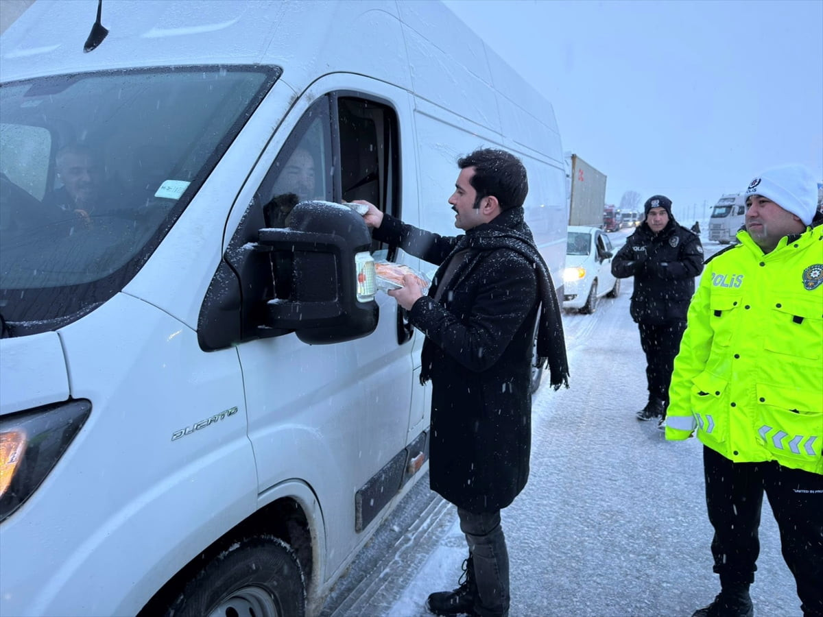 Erzincan'da etkili olan kar ve tipi, kenti komşu illere bağlayan kara yollarında ulaşımda...