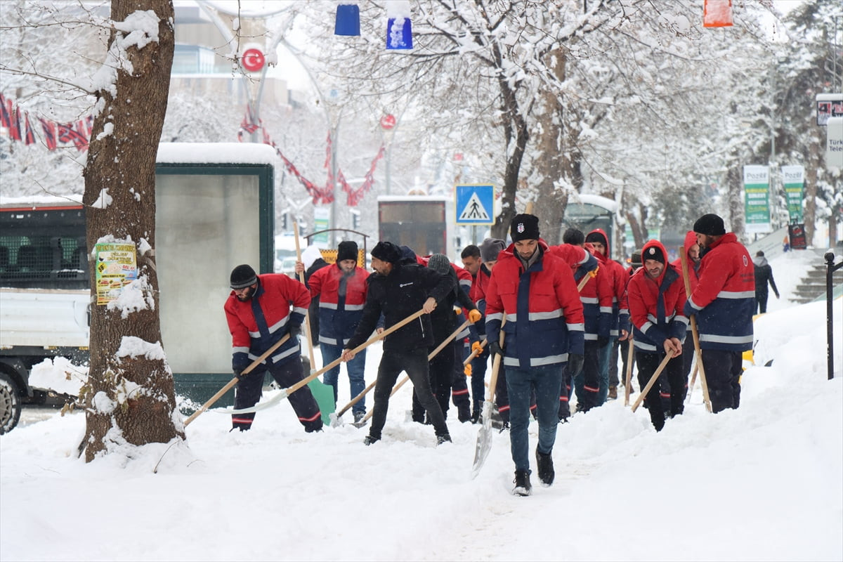 Erzincan'da etkili olan kar yağışı çevreyi beyaza bürüdü.