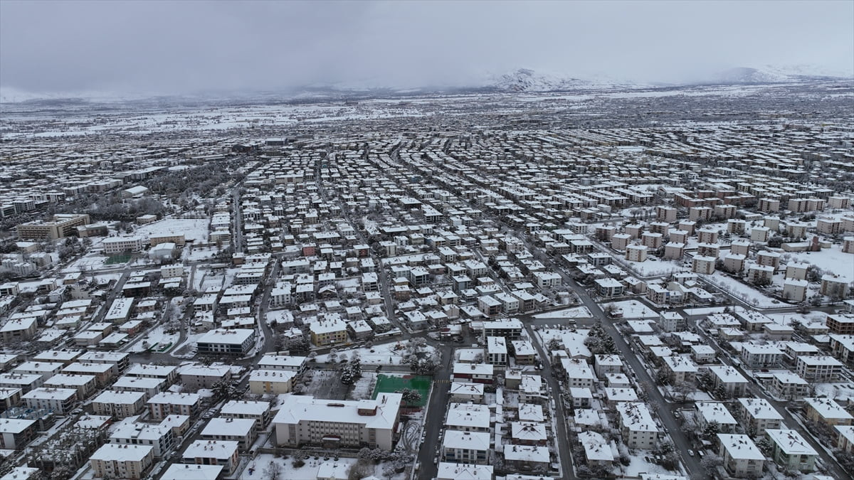 Erzincan'da etkili olan kar yağışının ardından kent merkezi ve çevresi beyaza büründü.