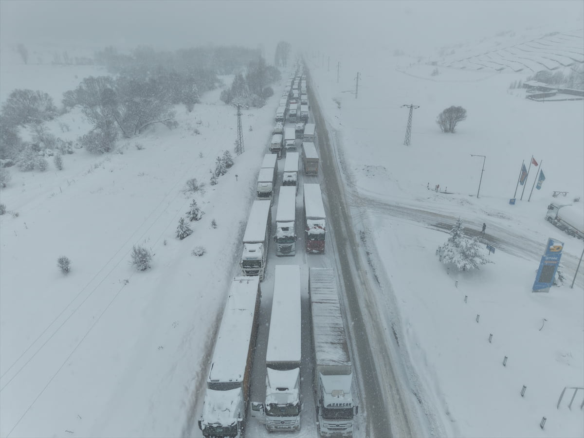 Erzincan'da etkili olan yoğun kar yağışı nedeniyle Refahiye-Erzincan kara yolunda ulaşım güçlükle...