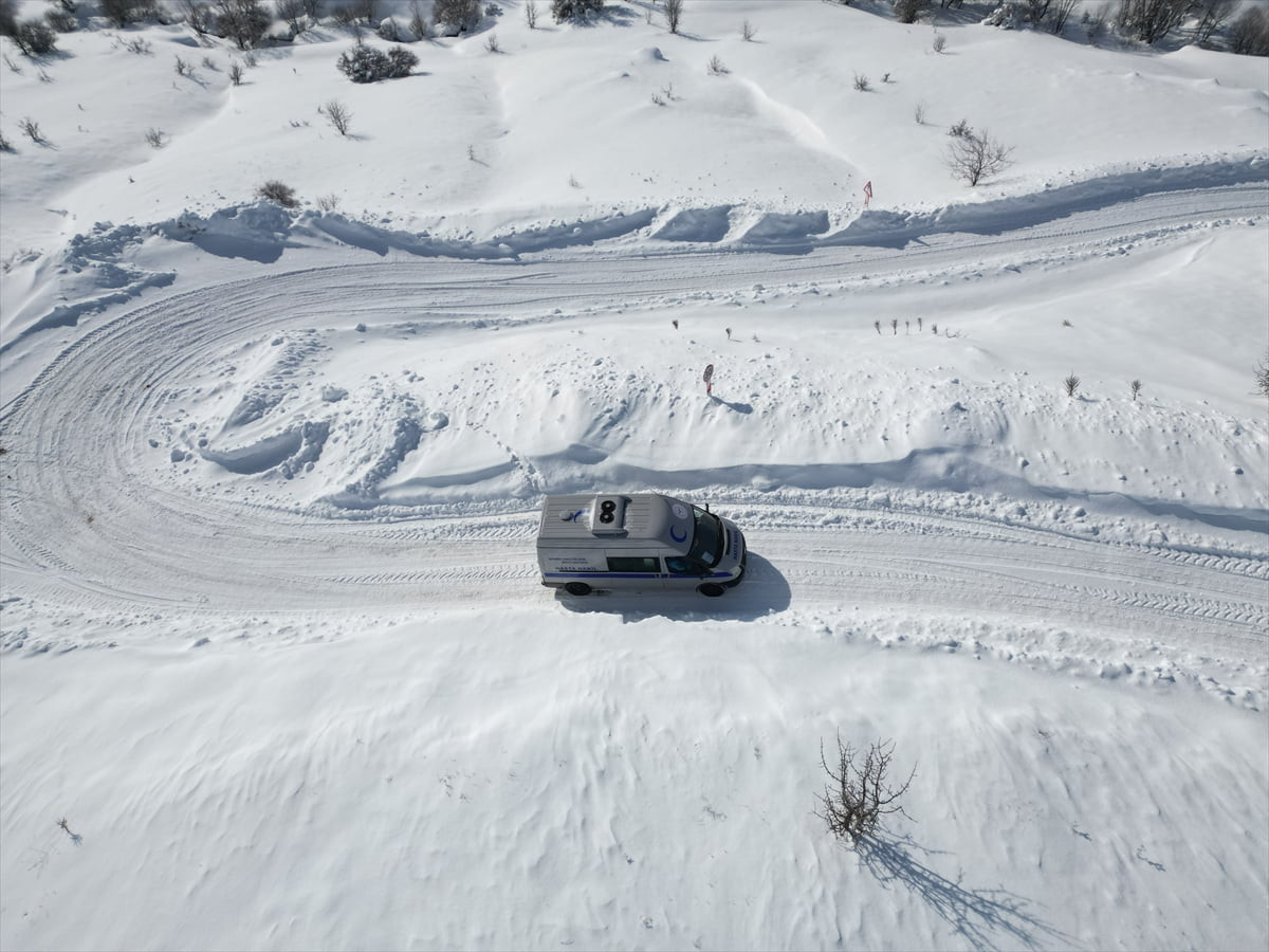 Erzincan'da Evde Sağlık Hizmetleri Birimi'nde görevli sağlık çalışanları, zorlu kış koşullarına...
