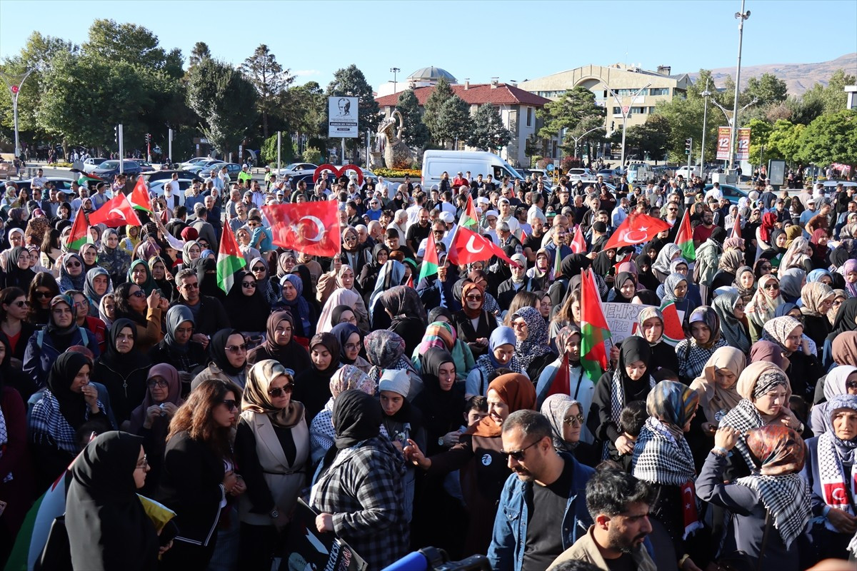 Erzincan'da, Gazze'ye insani yardım ulaştırmak için yola çıkan Küresel Sumud Filosu'na İsrail'in...