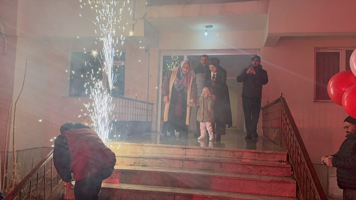 Erzincan'da Gönüllü Gençler Derneği üyeleri, 3 yıldır kanser tedavisi gören 4 yaşındaki Hümeyra...