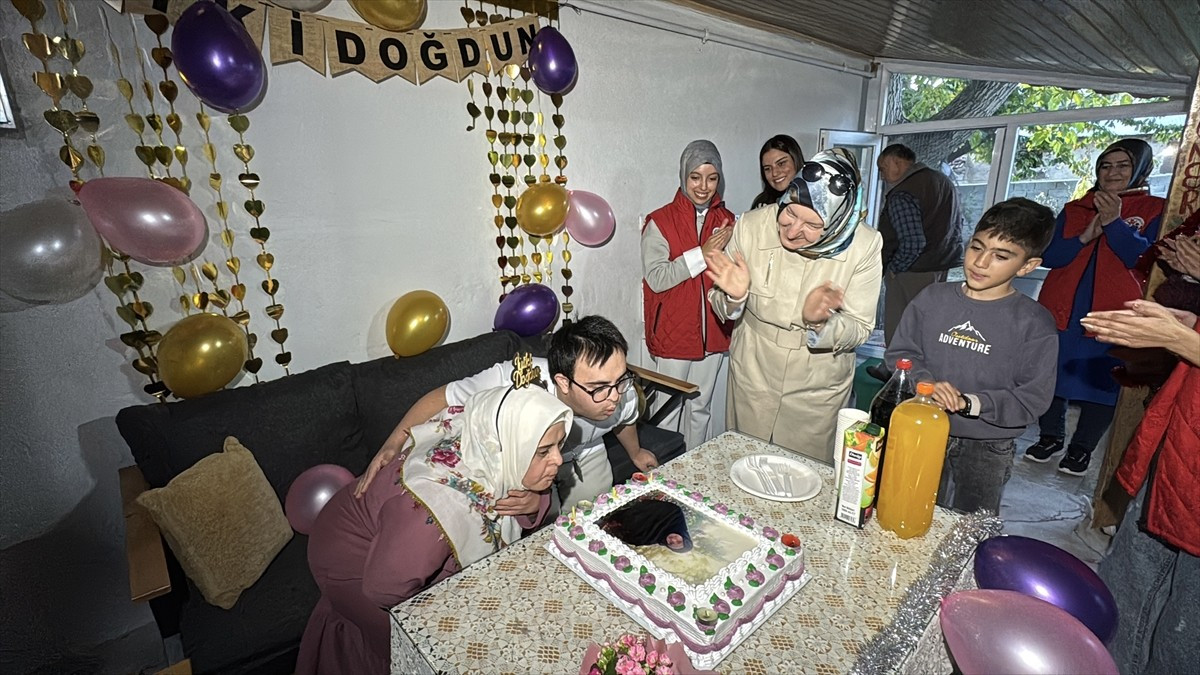 Erzincan'da Gönüllü Gençler Derneği üyeleri, down sendromlu Sümeyra Demir’in doğum gününü evinde...