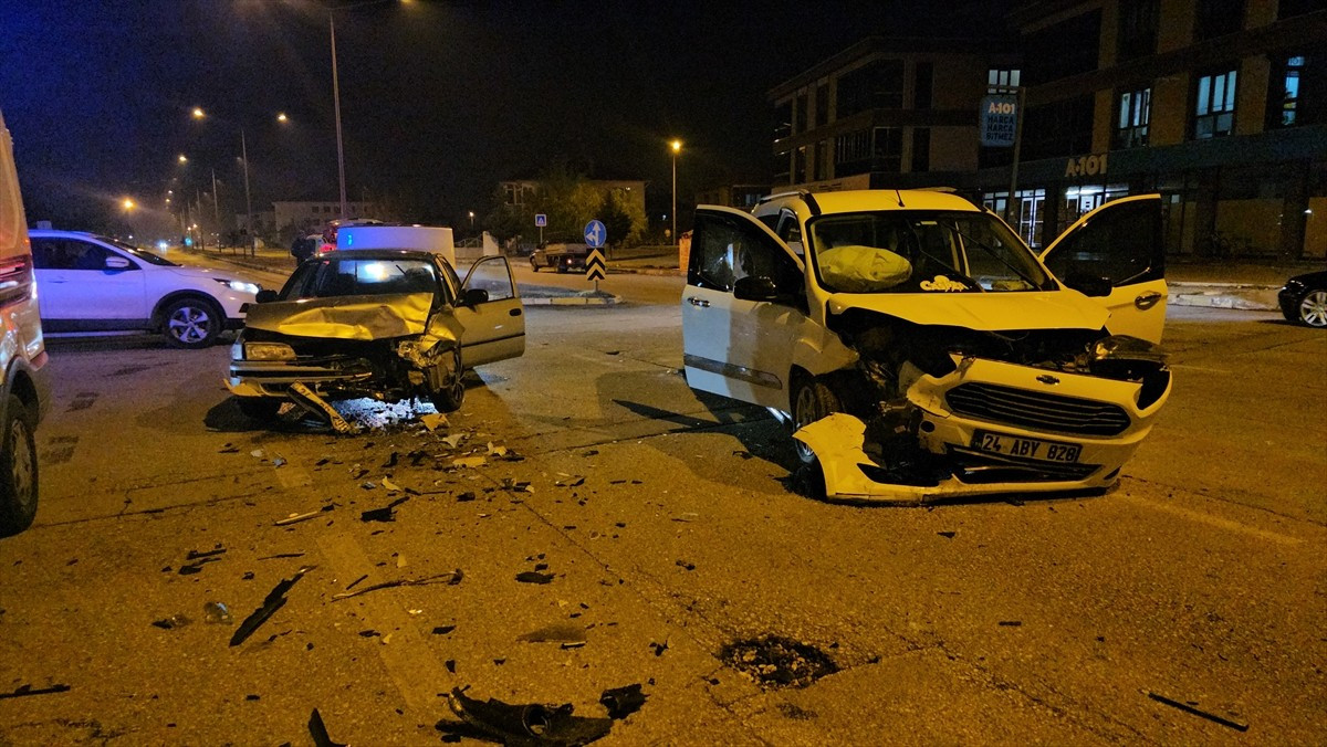Erzincan'da hafif ticari araç ile otomobilin çarpışması sonucu 1'i çocuk 4 kişi yaralandı.