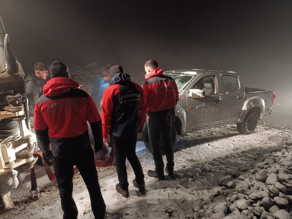 Erzincan'da kar ve tipi nedeniyle mahsur kalan 4 kişi, Jandarma Arama Kurtarma (JAK) ekiplerince...