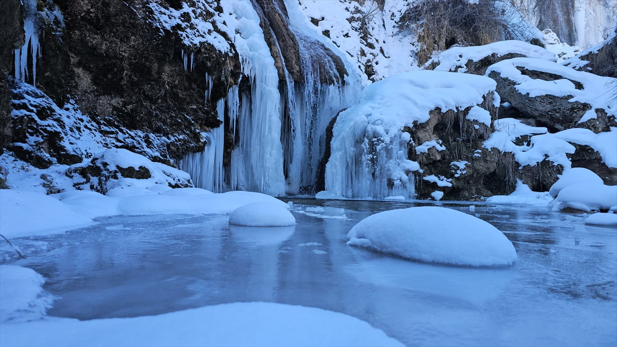 Erzincan'da kar yağışı ve soğuk havanın etkisiyle büyük bölümü donan Girlevik Şelalesi'nde uzun...
