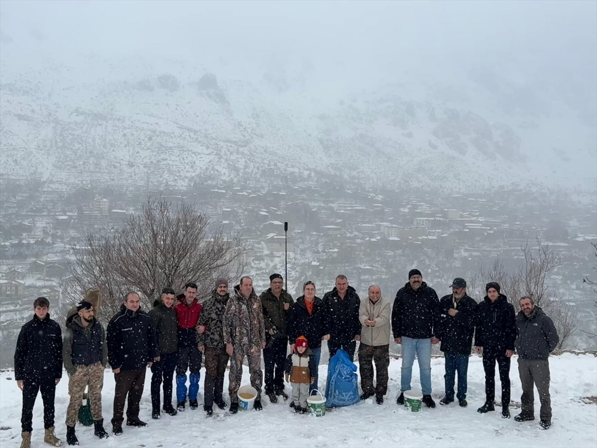 Erzincan'da, Kemaliye ilçesinin karla kaplı kırsalına yabani hayvanların beslenmesi için yem...