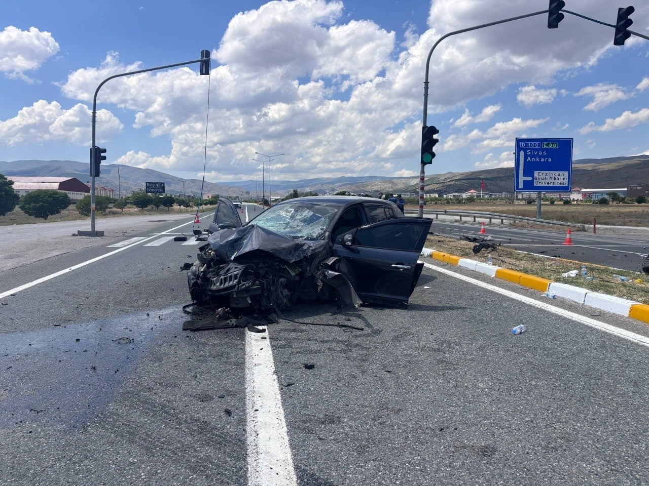 ERZİNCAN'DA KONTROLDEN ÇIKAN OTOMOBİLİN AYDINLATMA VE SİNYALİZASYON DİREKLERİNE ÇARPMASI SONUCU 5...