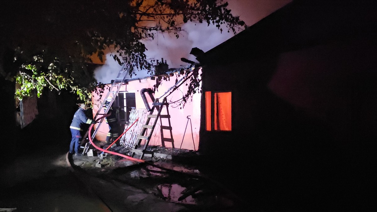 Erzincan'da müstakil evde çıkan yangında mahsur kalan 2'si çocuk 4 kişi, itfaiye ekipleri ve...