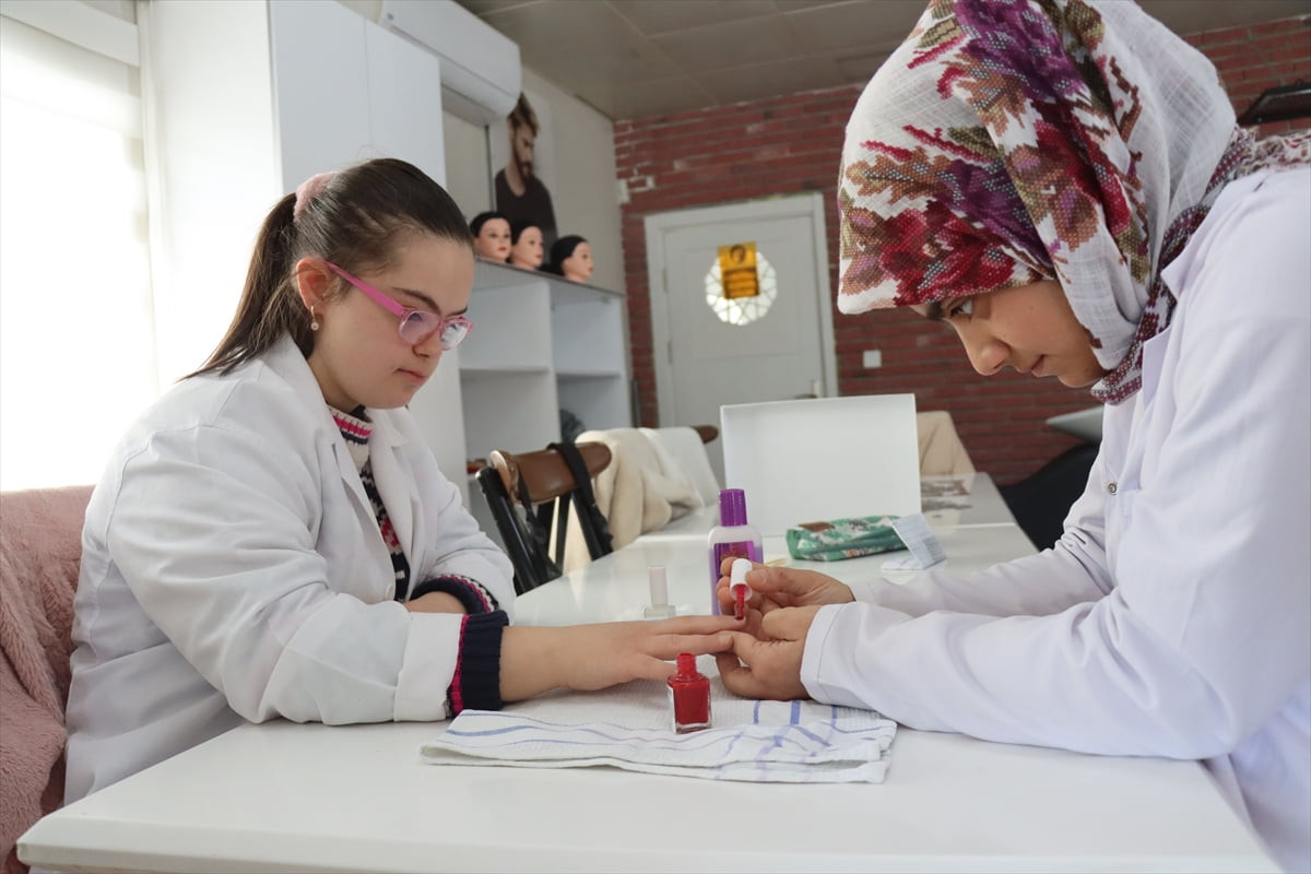 Erzincan'da özel gereksinimli öğrenciler, dört farklı atölyede mesleki eğitim alarak hem...