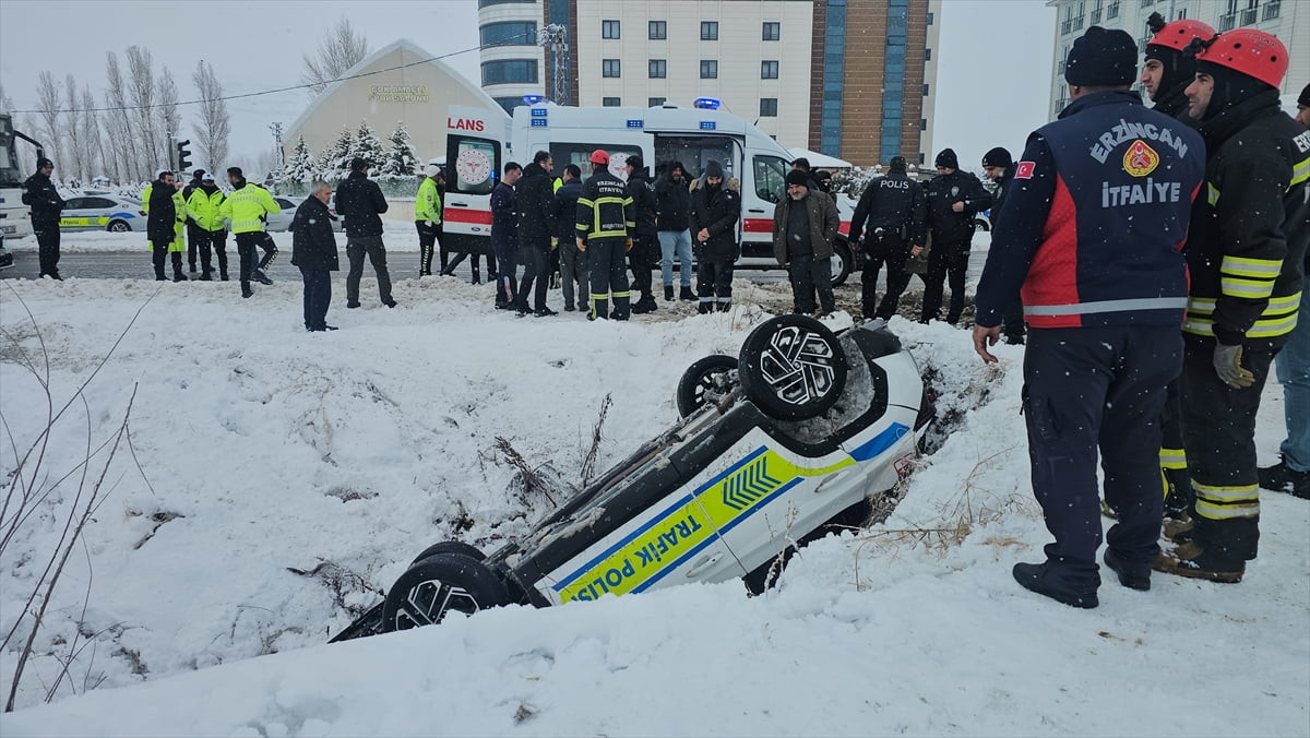 Erzincan'da polis aracının devrilmesi sonucu 2 memur yaralandı. Olay yerine çok sayıda polis ve...