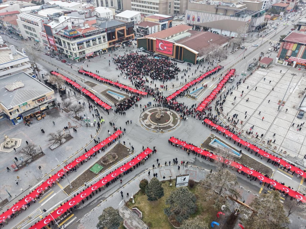 Erzincan'da protokol üyeleri ve öğrencilerin katılımıyla "İstiklal Bayrakla, İstikbal Maarifle"...
