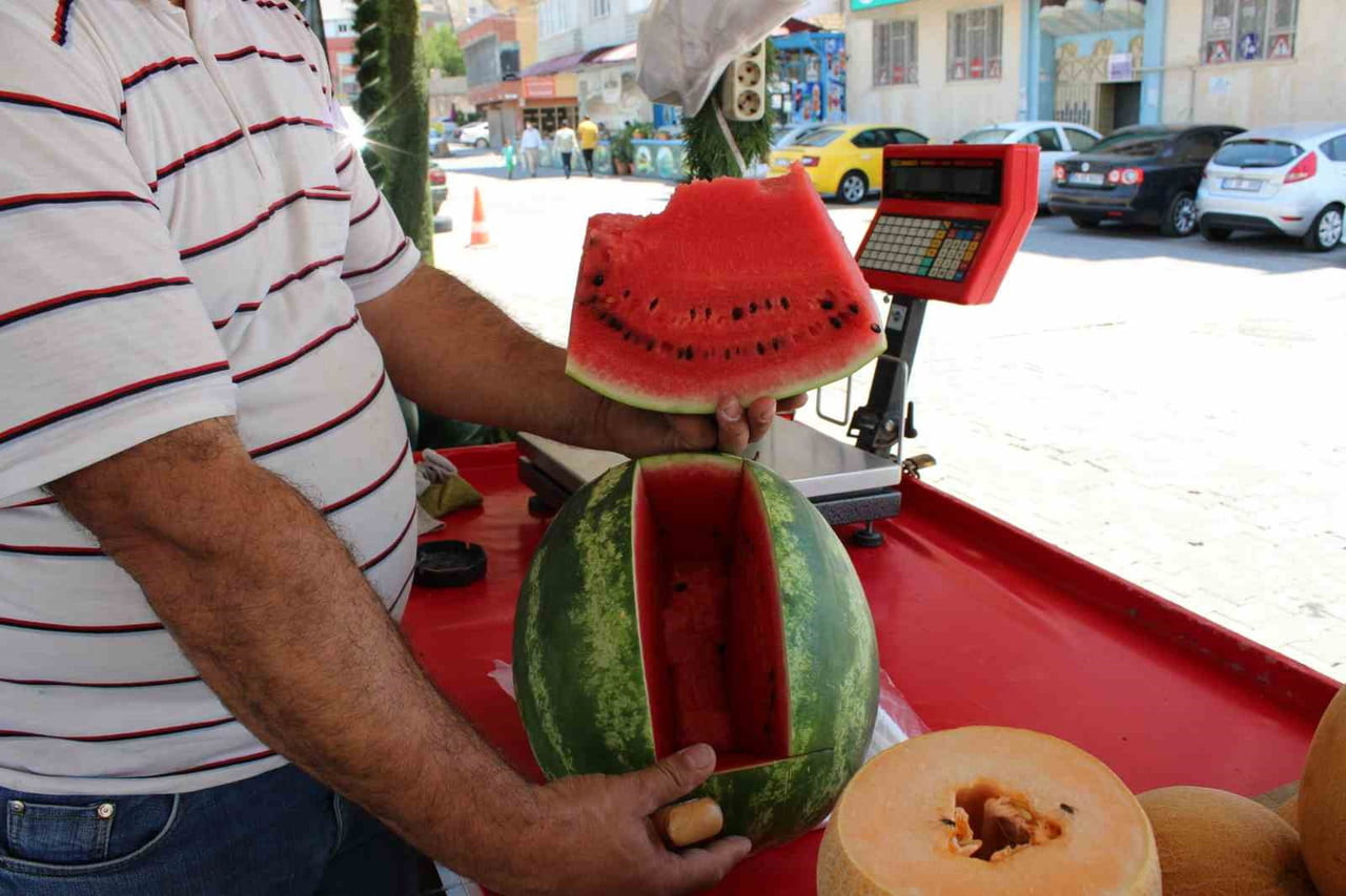 ERZİNCAN'DA SICAKLAR KARPUZ SATIŞLARINI ARTIRDI