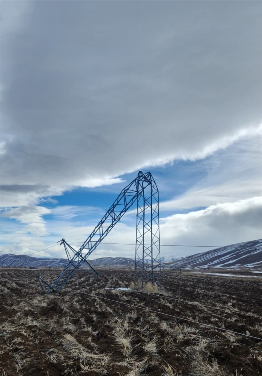 Erzincan'da şiddetli rüzgar sebebiyle köylerdeki bazı evlerin çatıları ile elektrik ve telefon...