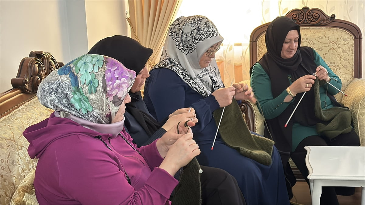 Erzincan'da sosyal medya üzerinden organize olan kadınlar, sınırda görev yapan Türk askeri için...