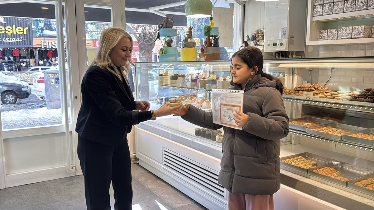 Erzincan'da sosyal medyadan bir öğrencinin ricası üzerine 3 kuşaktır fırın işletmeciliği yapan...