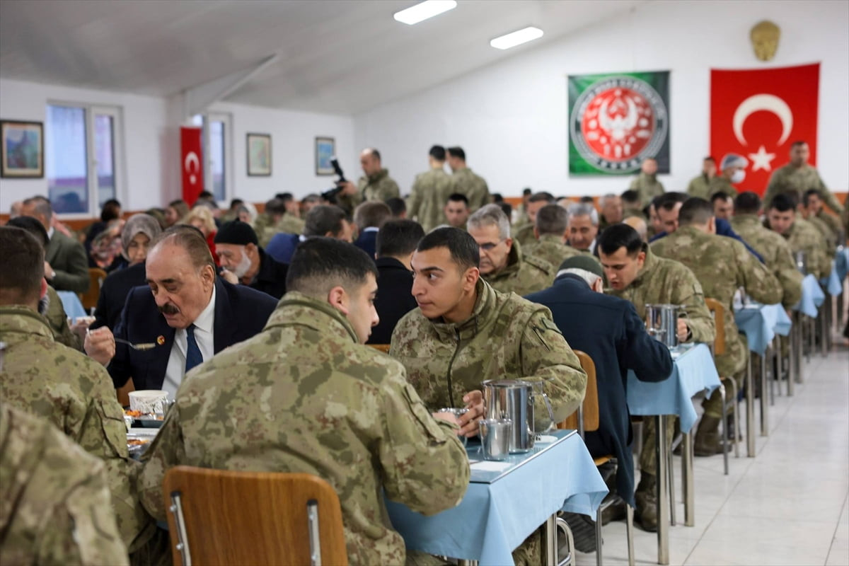 Erzincan'daki 3. Ordu Komutanlığında görev yapan askerler ile gaziler, iftar sofrasında bir araya...